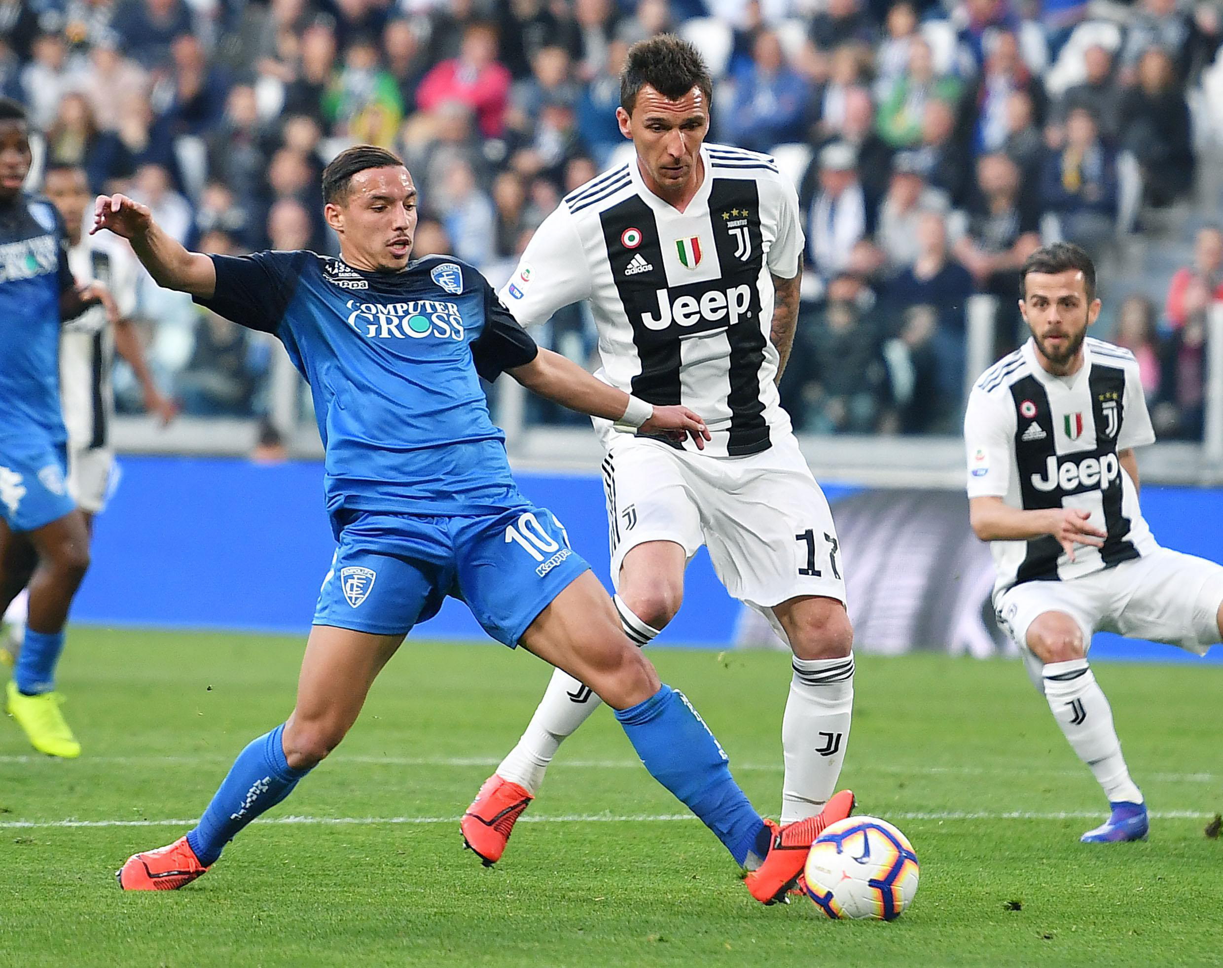 自称海牛翻译的用户：海牛不欠兰克尔-泽工资，还给他预支钱（自称海牛翻译者：海牛未拖欠兰克尔-泽薪资，且已预支款项）