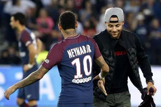 天生赢家，魔术师已以不同身份斩获包括篮球、足球和棒球共18座冠军（魔术师以多重身份横跨篮足棒三界，已揽获18座冠军，堪称天生赢家）